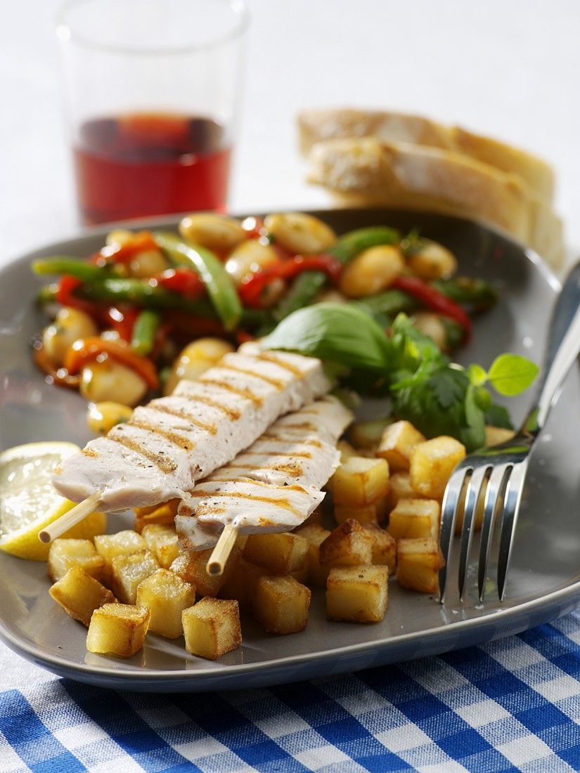 Gegrillte Hähnchenspieße mit Bratkartoffeln Rezept | EAT SMARTER