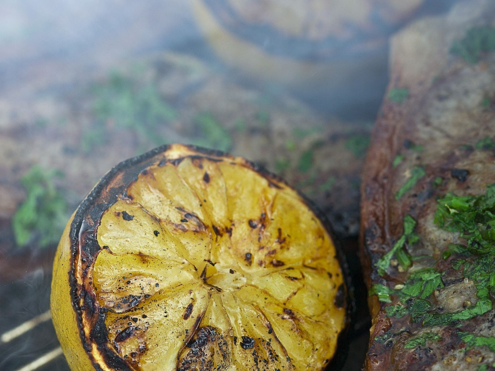 Gegrillte Koteletts mit Grill-Zitronen Rezept | EAT SMARTER