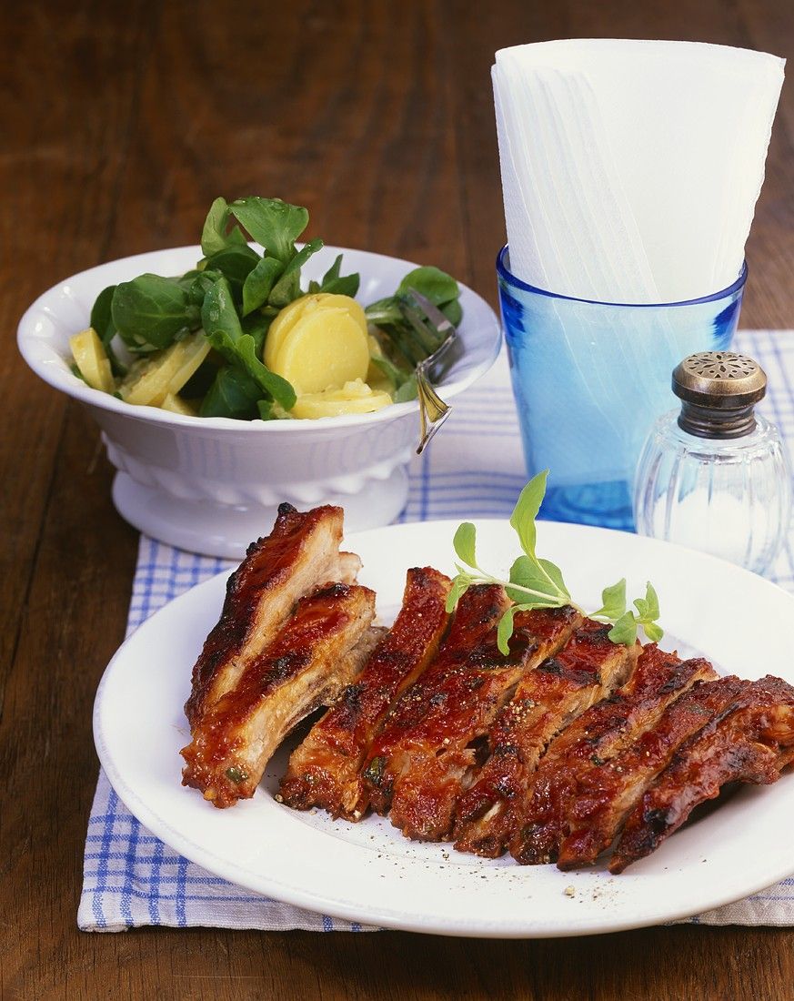 Gegrillte Spareribs mit Kartoffelsalat Rezept | EAT SMARTER