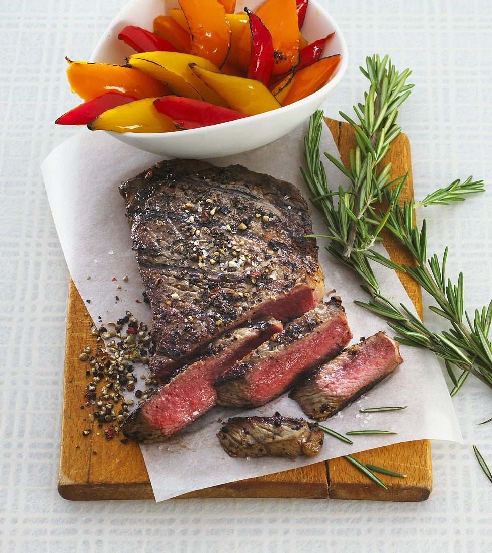 Gegrillte Steaks mit Paprika Rezept EAT SMARTER