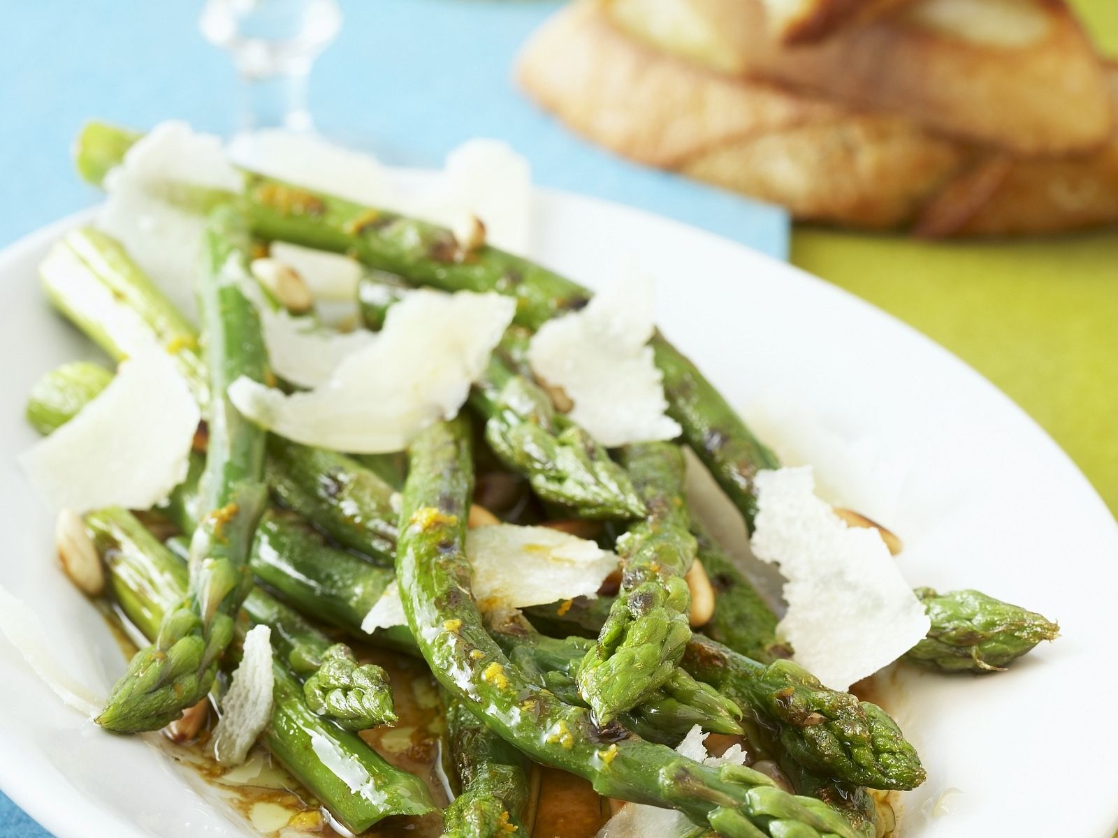 Gegrillter grüner Spargel als Salat Rezept | EAT SMARTER