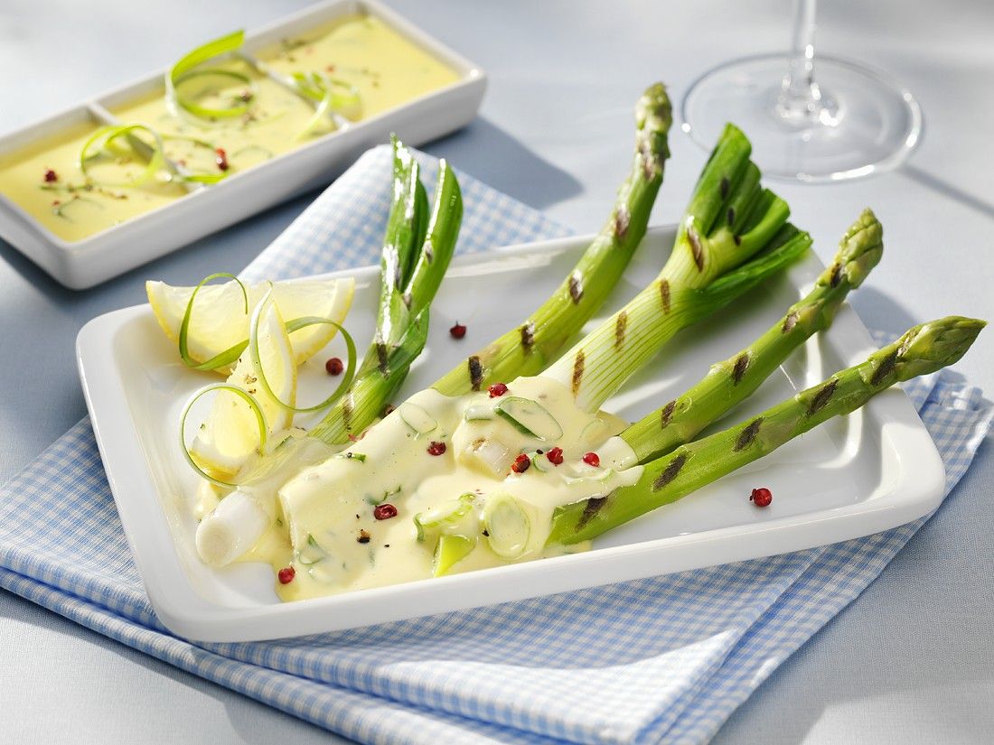 Gegrilltes Frühlingsgemüse mit Zitronen-Hollandaise Rezept | EAT SMARTER