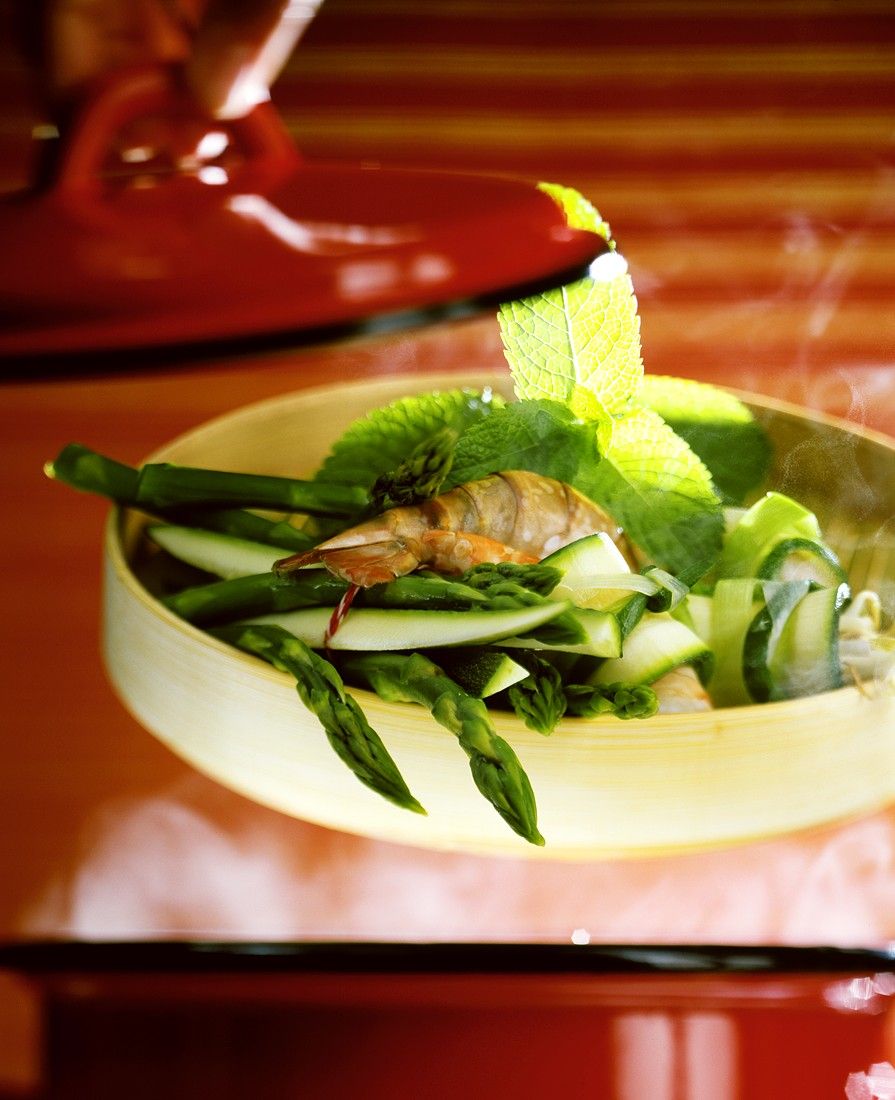 Gemüse mit Garnelen dämpfen Rezept | EAT SMARTER