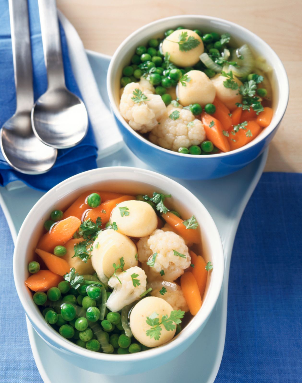 Gemüsesuppe mit Käseklößchen Rezept | EAT SMARTER