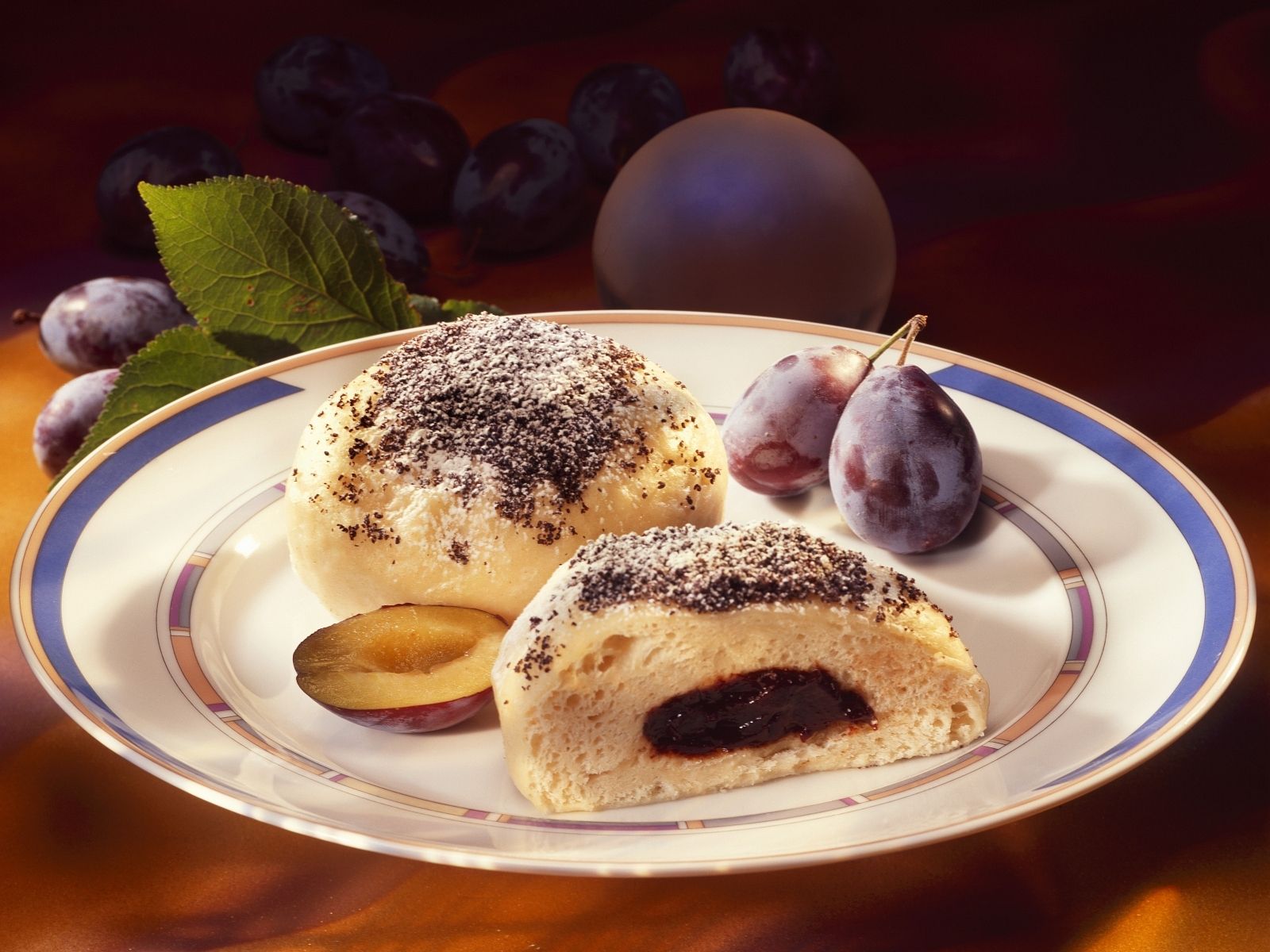 Germknödel mit Pflaumen Rezept | EAT SMARTER Germknödel mit Pflaumen Rezept | EAT SMARTER