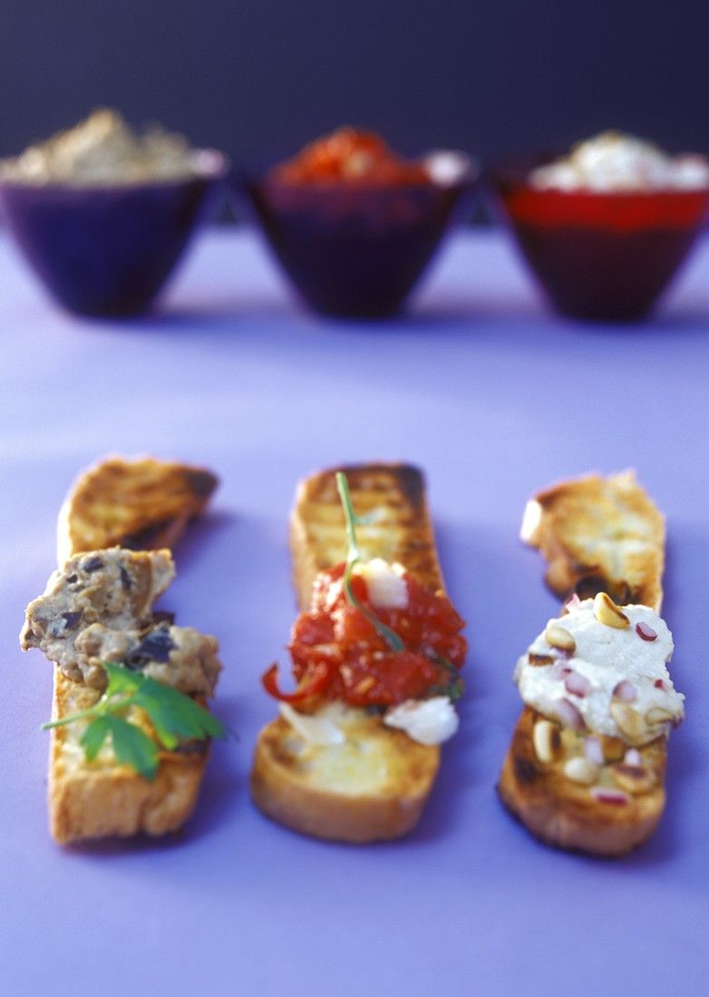 Geröstete Brotscheiben mit drei arabischen Pasten Rezept | EAT SMARTER