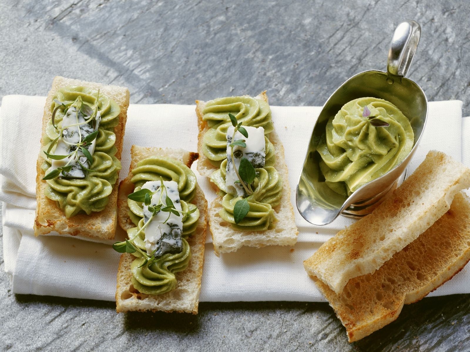 Geröstetes Brot mit Avocado-Gorgonzola-Aufstrich Rezept | EAT SMARTER