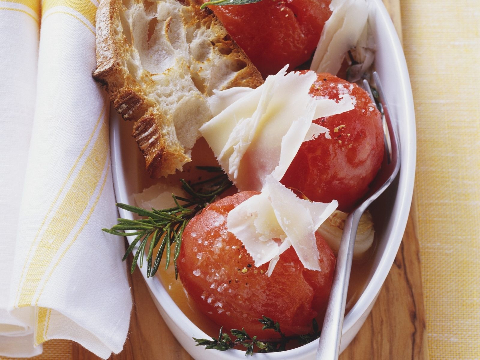 Geschmorte Tomaten mit Röstbrot und Käse Rezept | EAT SMARTER