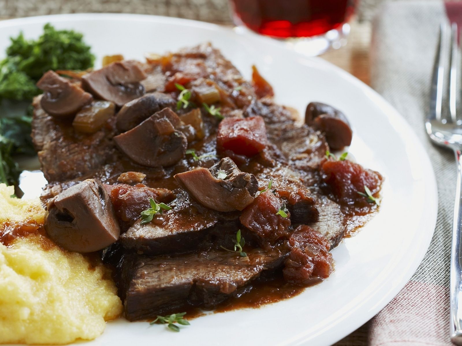 Geschmorter Rinderbraten mit Pilzen Rezept | EAT SMARTER