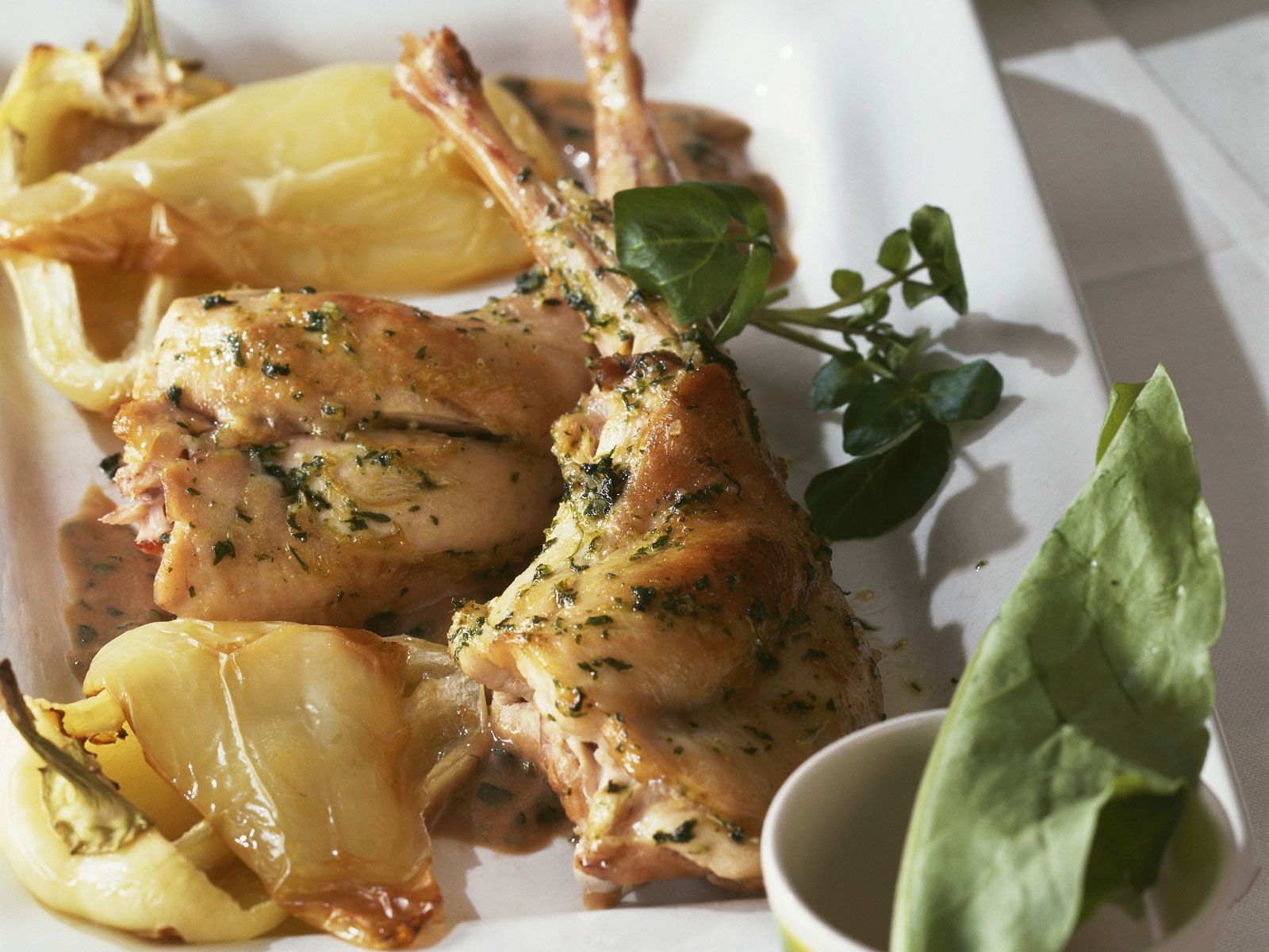 Geschmortes Kaninchen mit Kräutern dazu Paprika Rezept | EAT SMARTER