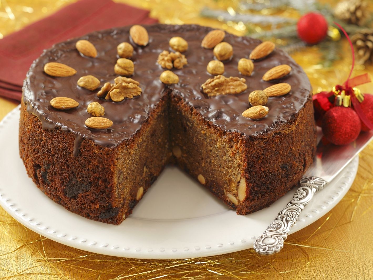 Gewürzkuchen mit Nüssen Rezept | EAT SMARTER