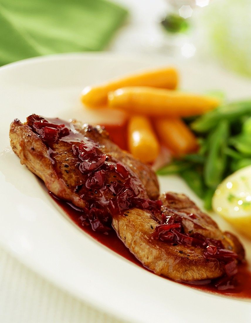 Glasierte Möhrchen mit Zuckerschoten und Kartoffeln Rezept | EAT SMARTER