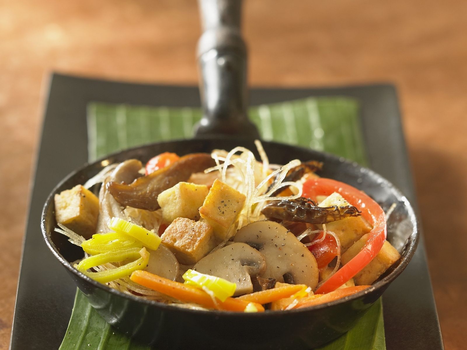 Glasnudel-Tofu-Pfanne mit Gemüse Rezept | EAT SMARTER