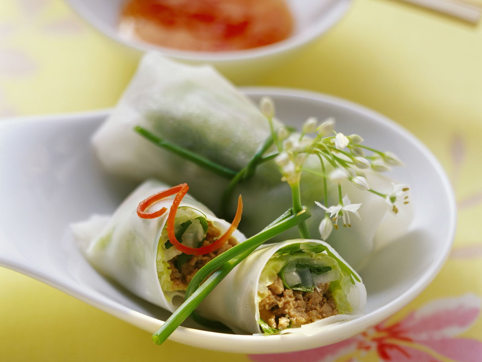 Bild von Glücksrollen mit Schweinefleisch und Erdnüssen