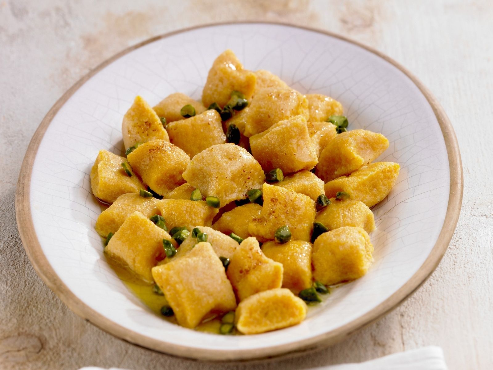 Gnocchi aus Süßkartoffeln mit Pistazien Rezept | EAT SMARTER