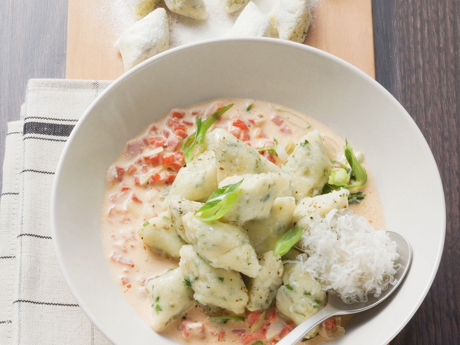 Gnocchi Mit Krautern Und Paprikaschaumsosse Rezept Eat Smarter 