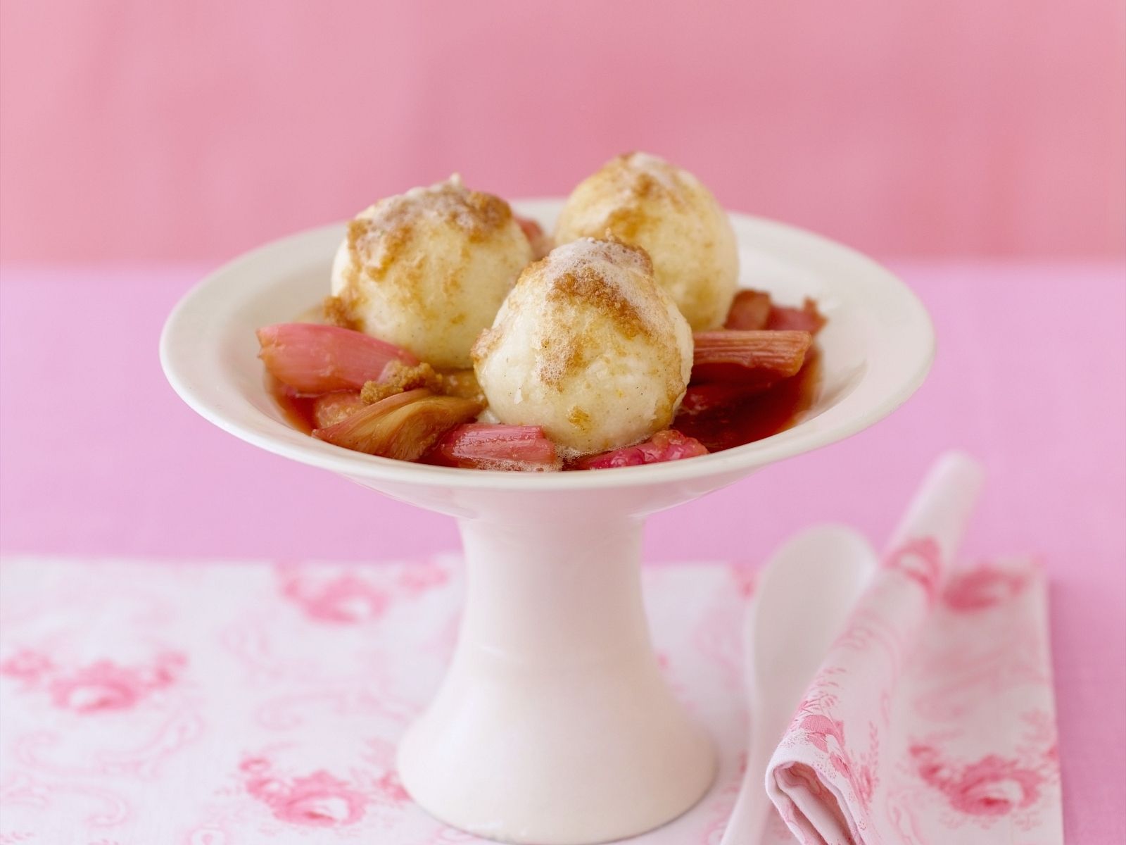 Grießknödel mit Rhabarberkompott Rezept | EAT SMARTER