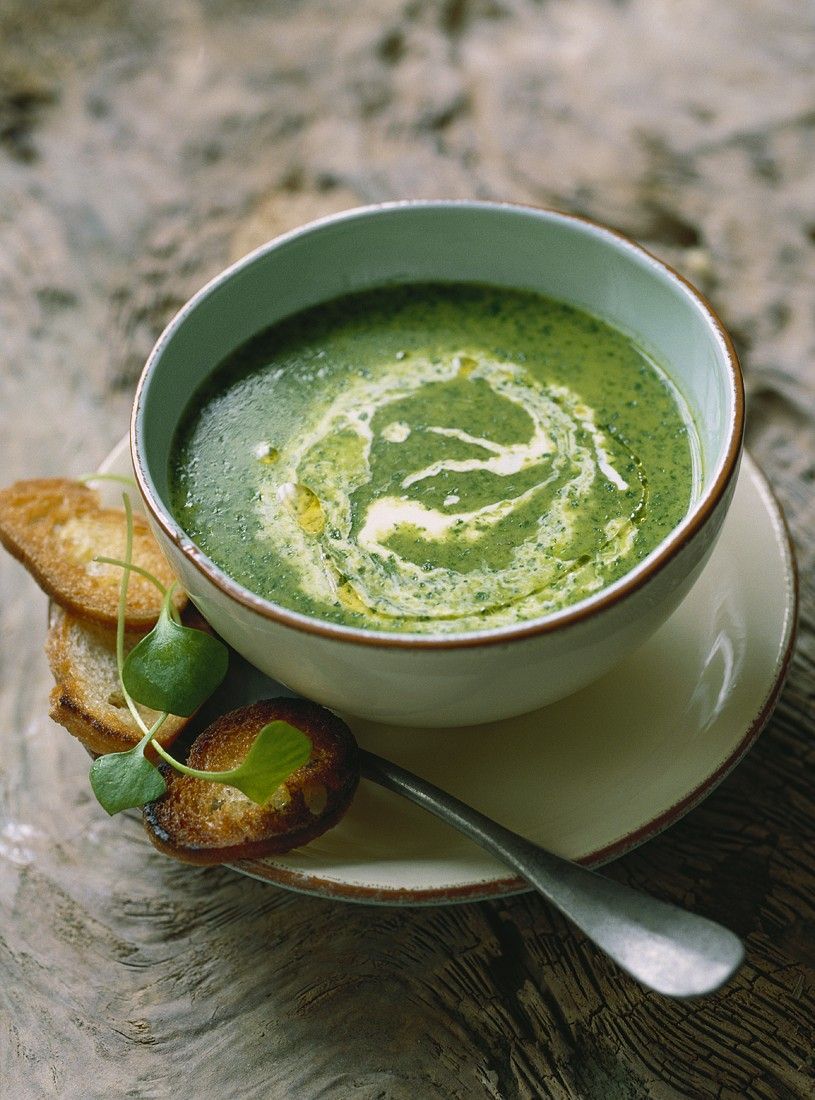 Grüne Suppe mit Kresse Rezept | EAT SMARTER
