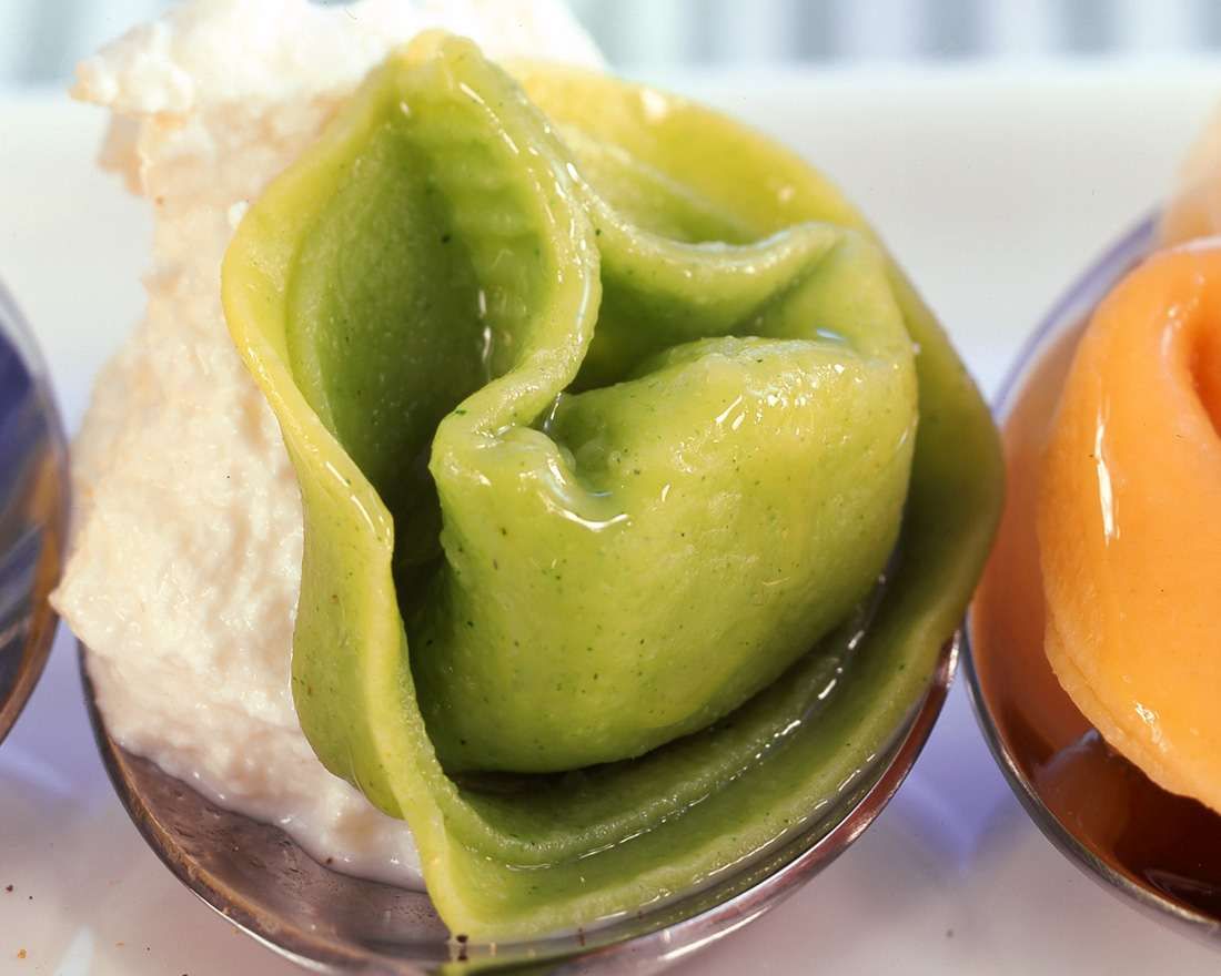 Grüne Tortellini mit Speck und Kartoffeln gefüllt Rezept | EAT SMARTER