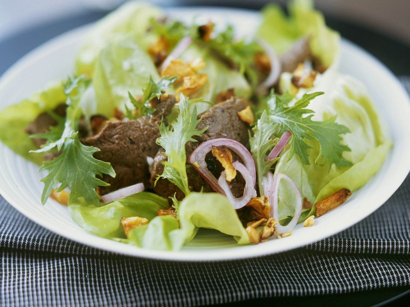 Grüner Salat mit Rind Rezept | EAT SMARTER