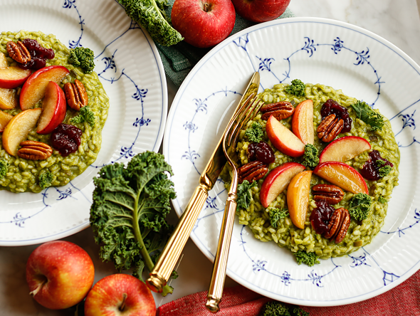 Grünkohl-Risotto mit Äpfeln, Preiselbeeren und Nüssen