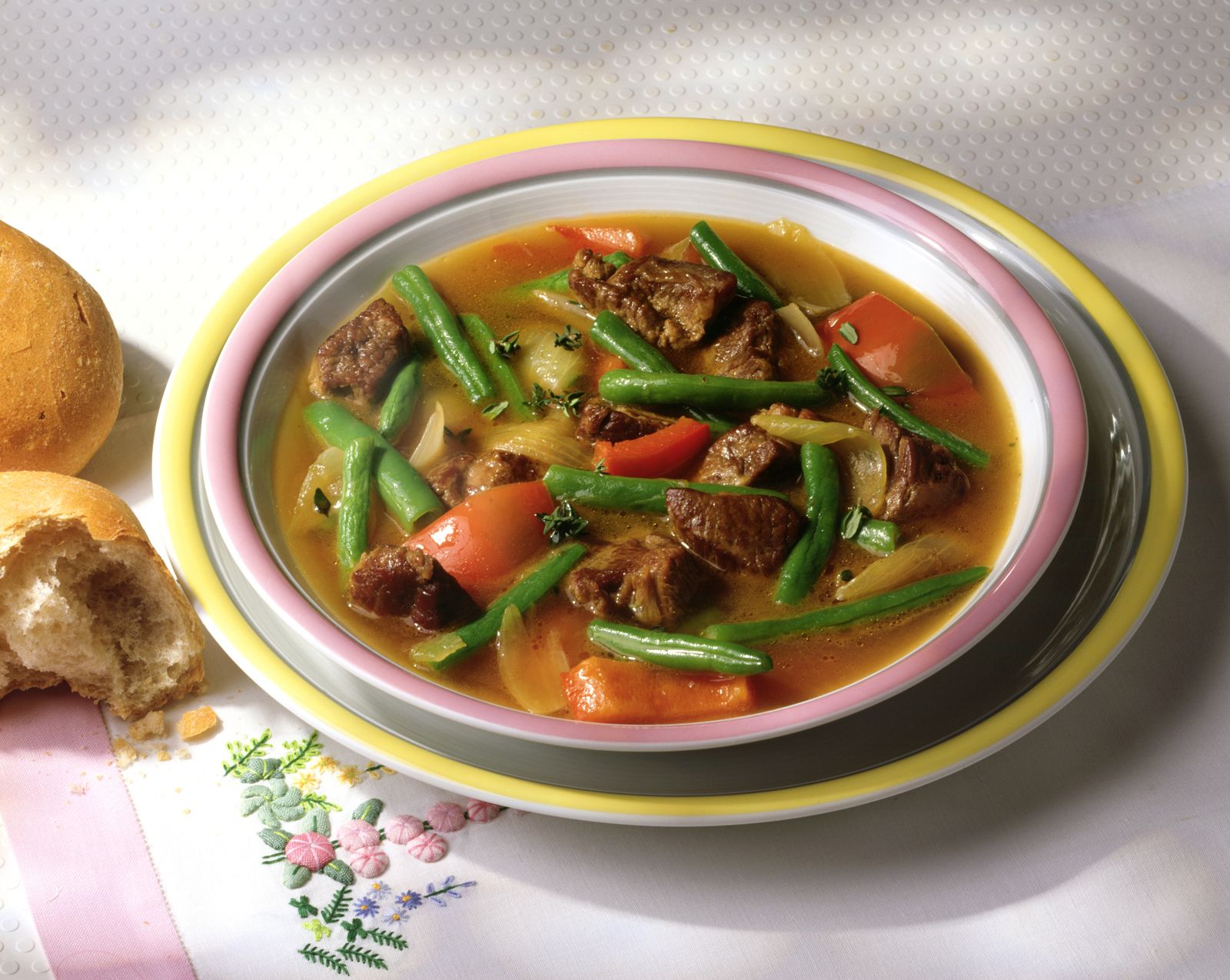 Gulaschsuppe mit Tomaten und grünen Bohnen Rezept | EAT SMARTER