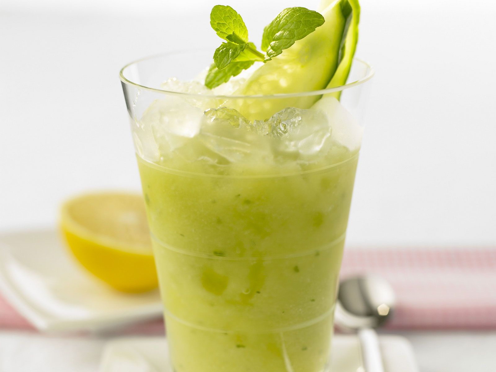 Gurken-Smoothie mit Zitronensorbet Rezept | EAT SMARTER