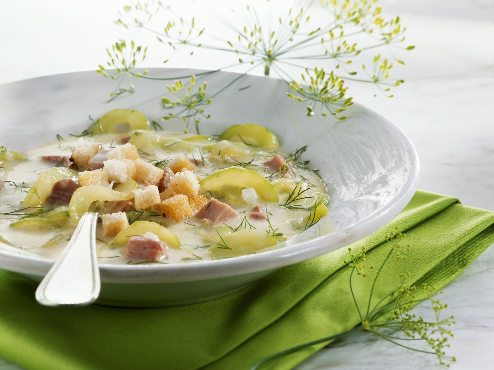 Gewürzgurkensuppe Rezept, Gewürzgurkensuppe Mit Lachsstreifen