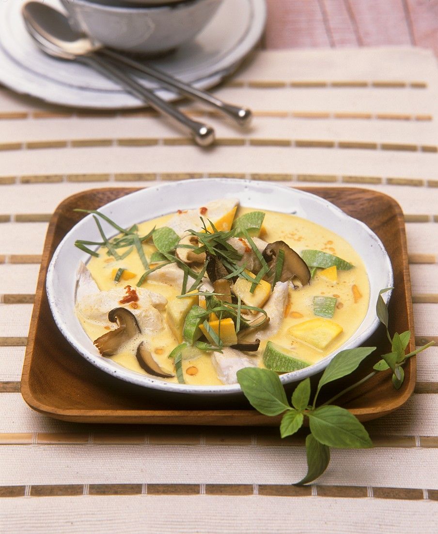 Hähnchen-Pilz-Curry mit Zucchini Rezept | EAT SMARTER