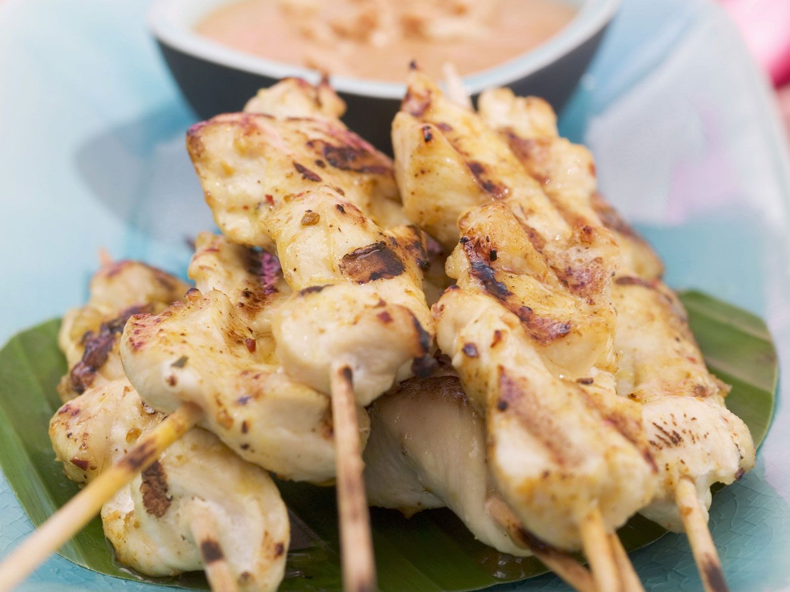 Hähnchen-Satay mit Erdnussdip Rezept | EAT SMARTER Hähnchen-Satay mit Erdnussdip Rezept | EAT SMARTER