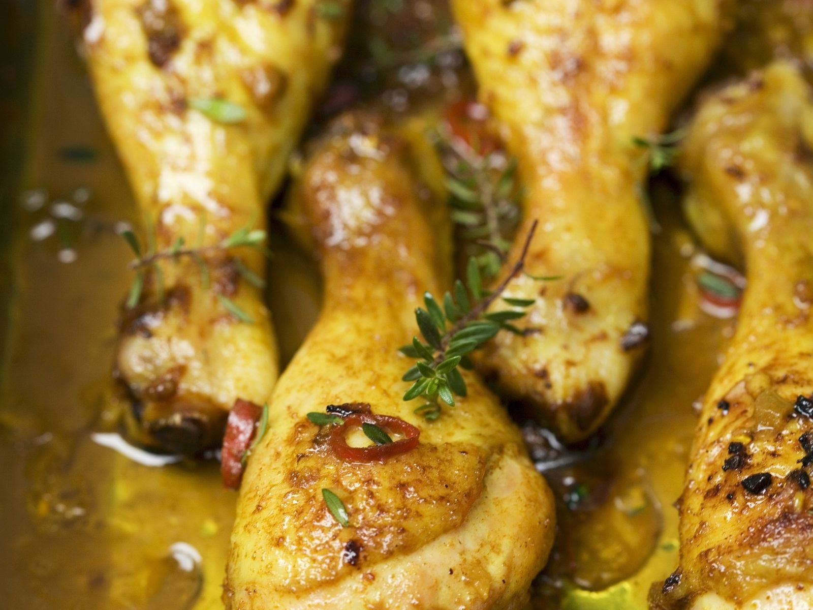 Hähnchenkeulen aus dem Ofen Rezept | EAT SMARTER