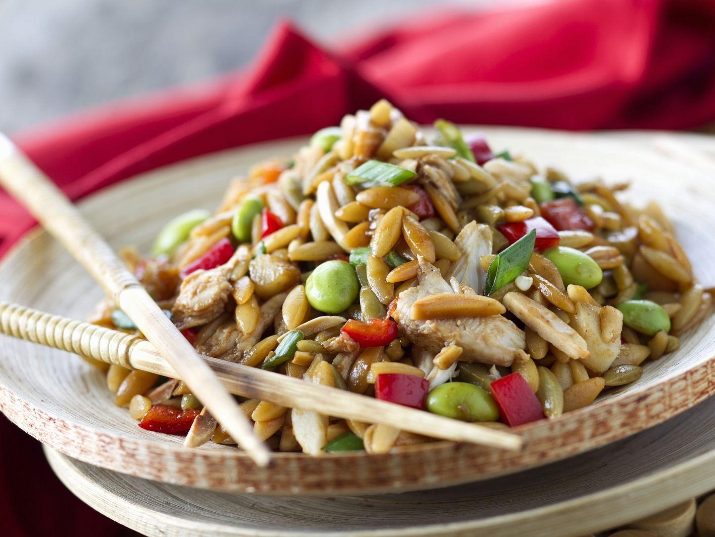Hähnchensalat mit Orzo auf asiatische Art Rezept | EAT SMARTER