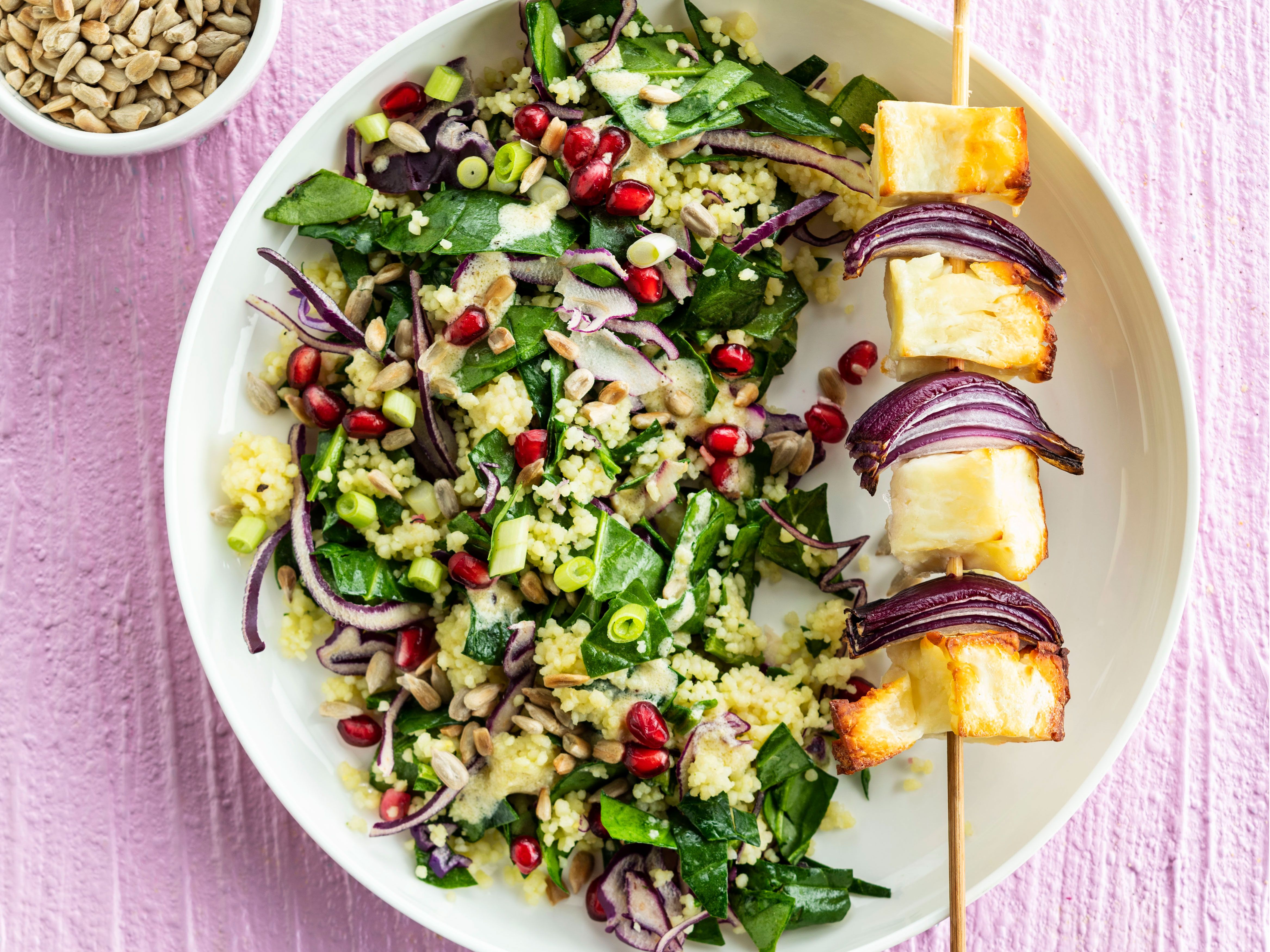 HalloumiSpieße mit Couscoussalat und Spinat Rezept EAT SMARTER