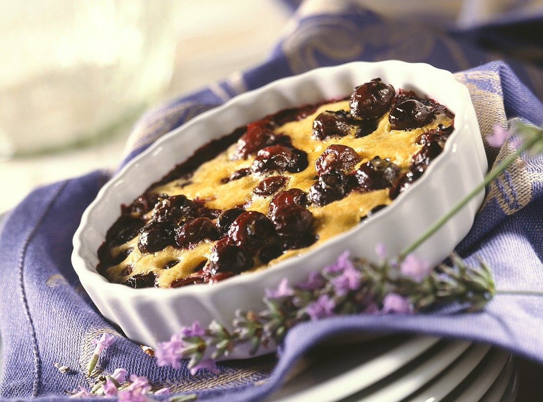 Heidelbeer-Clafoutis Rezept | EAT SMARTER