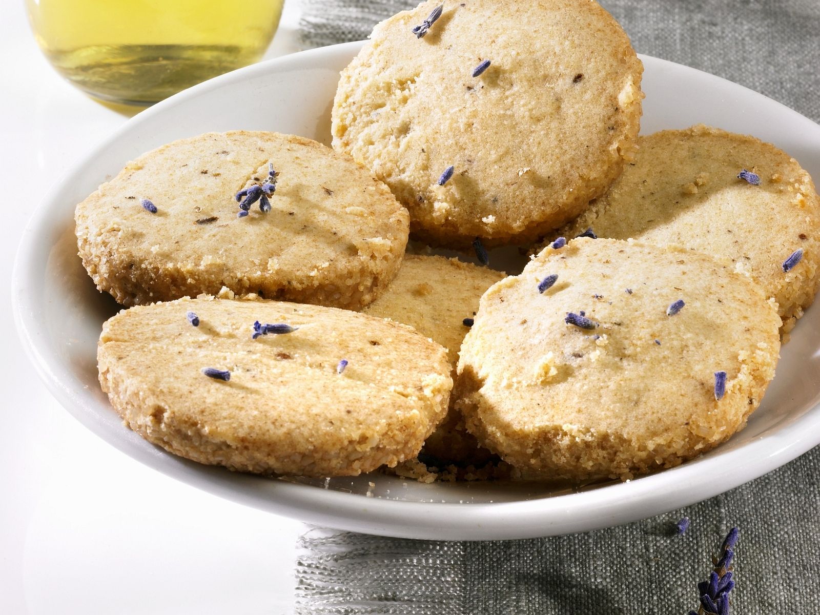 Heidesand mit Lavendel Rezept | EAT SMARTER Heidesand mit Lavendel Rezept | EAT SMARTER