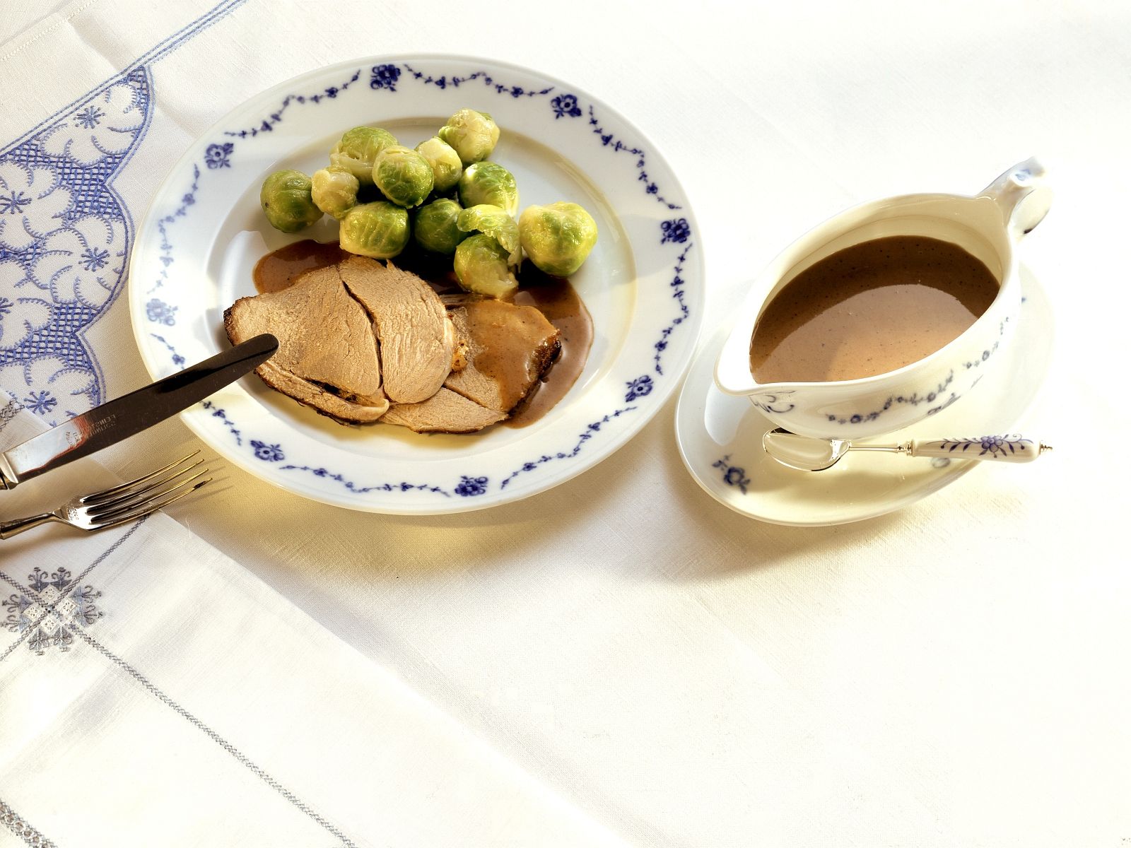 Heidschnuckenkeule in sahniger Wacholdersoße