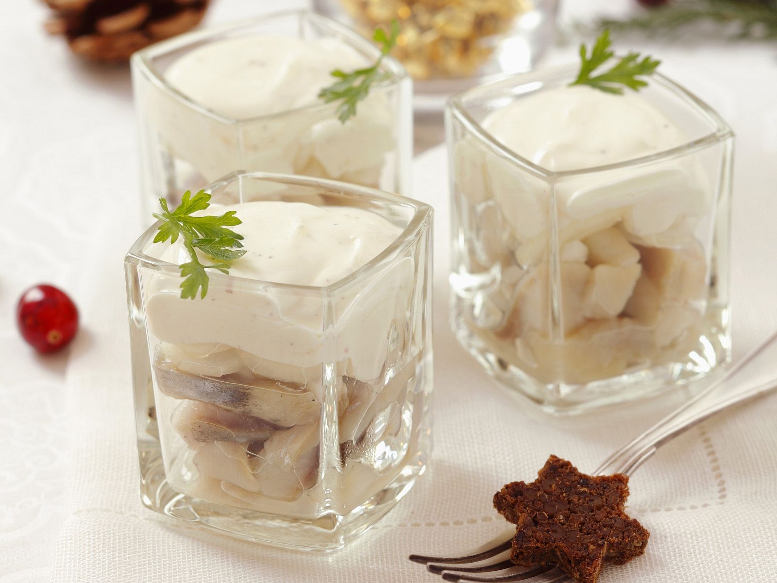 Hering mit Zwiebeln und saurer Sahne Rezept | EAT SMARTER