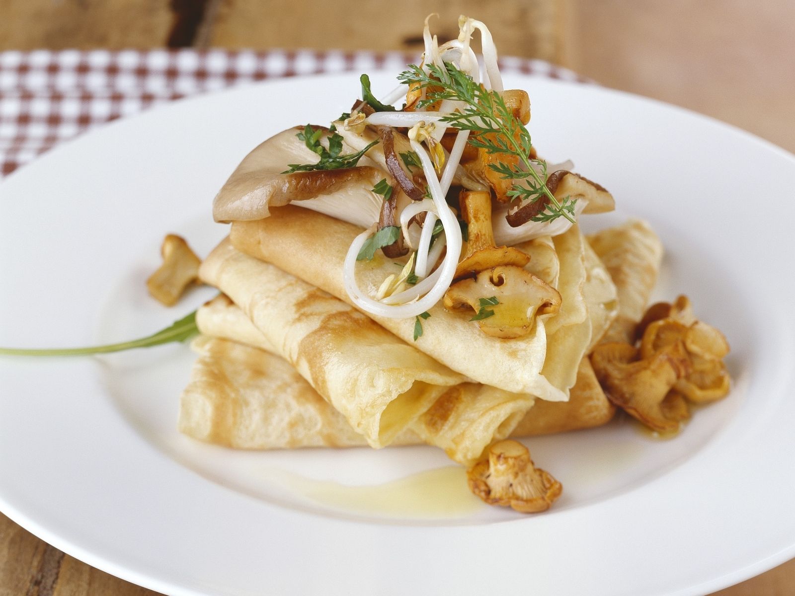 Herzhafte Crêpes mit Pilze-Sprossen-Gemüse Rezept | EAT SMARTER