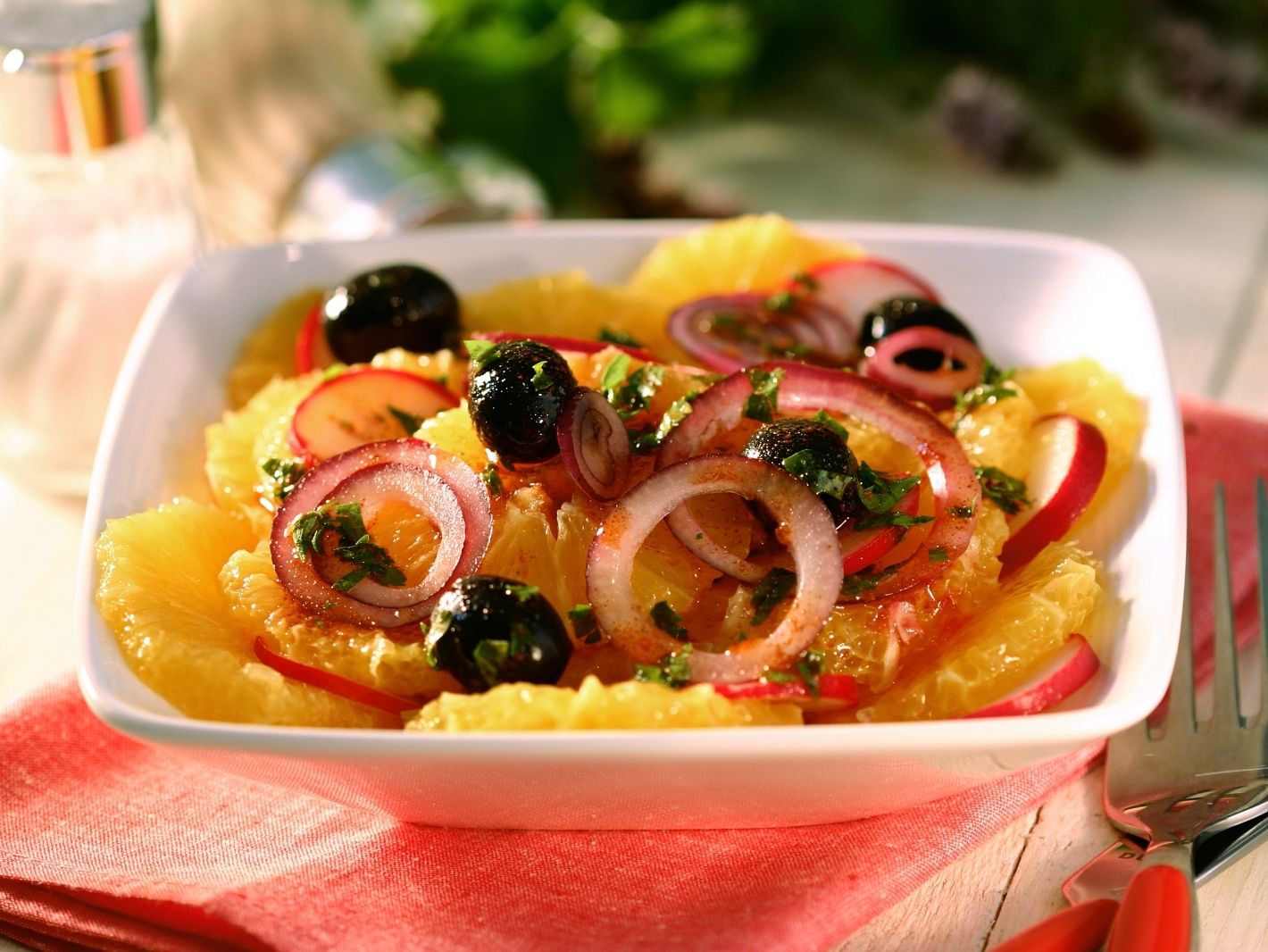 Herzhafter Orangen-Zwiebel-Salat mit Oliven Rezept | EAT SMARTER