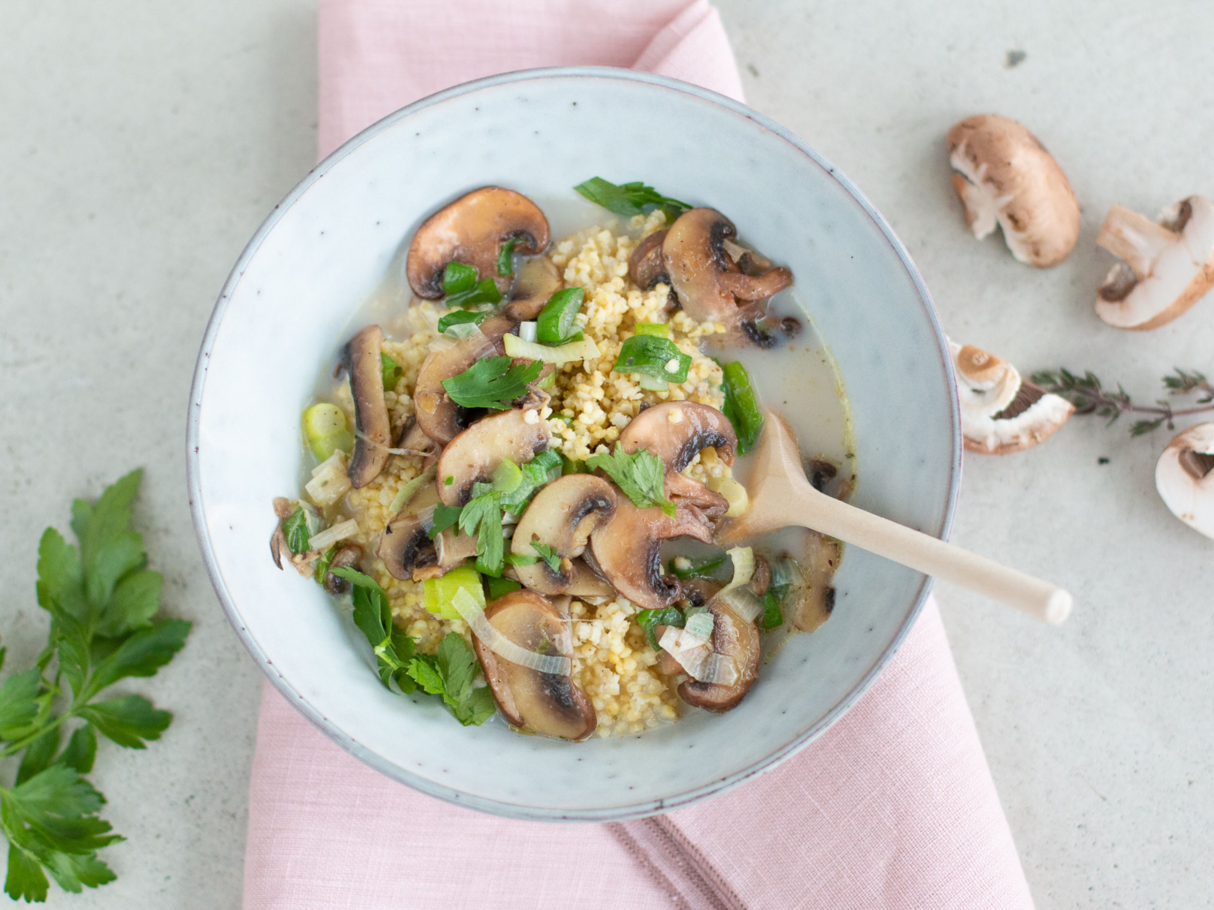Herzhaftes Hirse-Porridge mit Pilzen