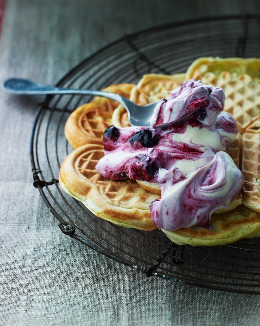 Herzwaffeln mit Beeren-Creme Rezept | EAT SMARTER