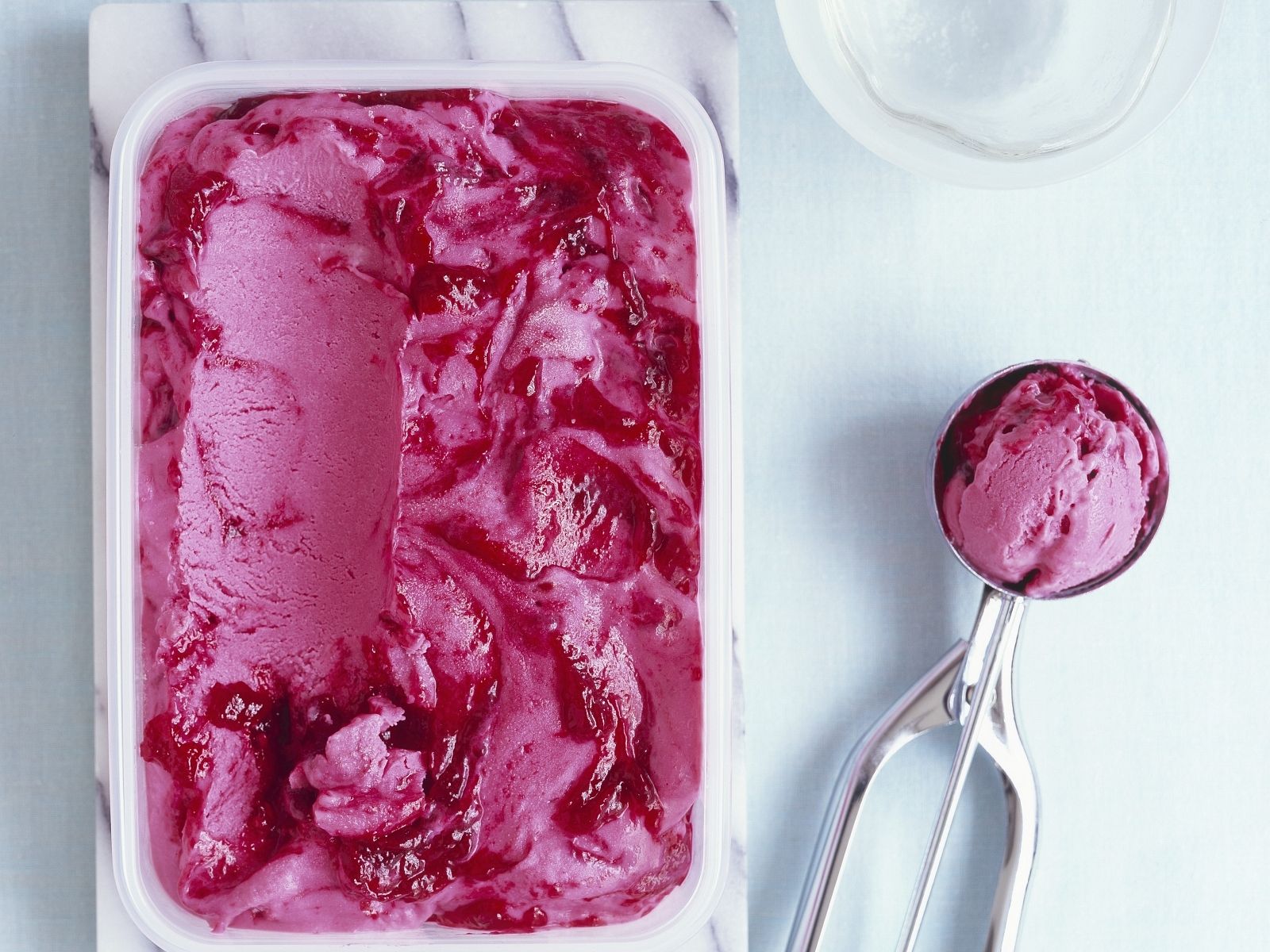 Himbeer-Eiscreme mit Frischkäse