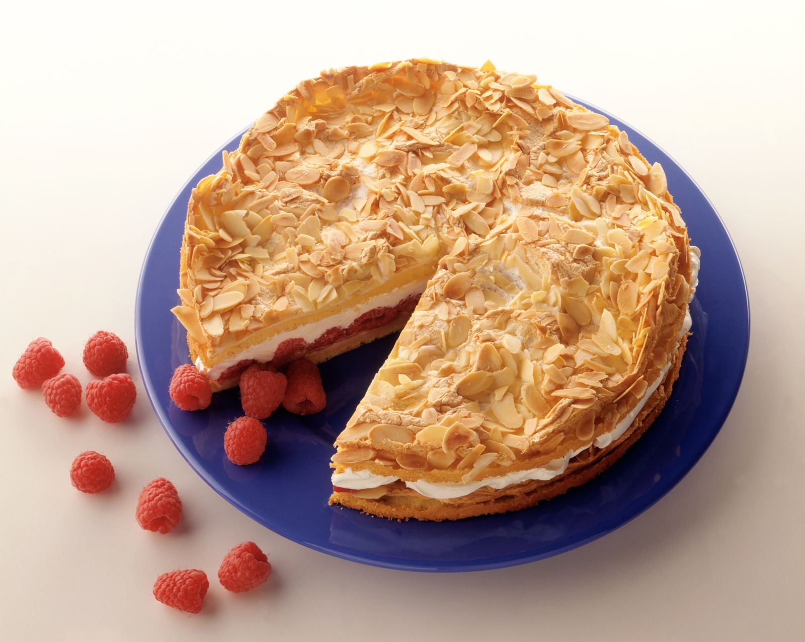 Himbeer-Mandel-Torte Rezept | EAT SMARTER
