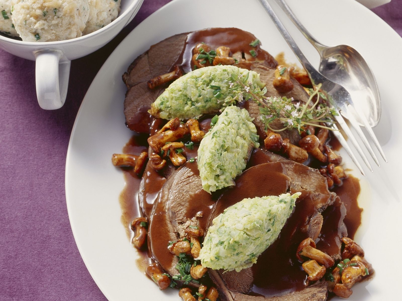 Hirschrollbraten mit Johannisbeerlikör und Schokolade Rezept | EAT SMARTER