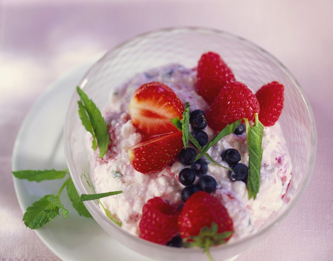 Hüttenkäse mit gemischten Beeren