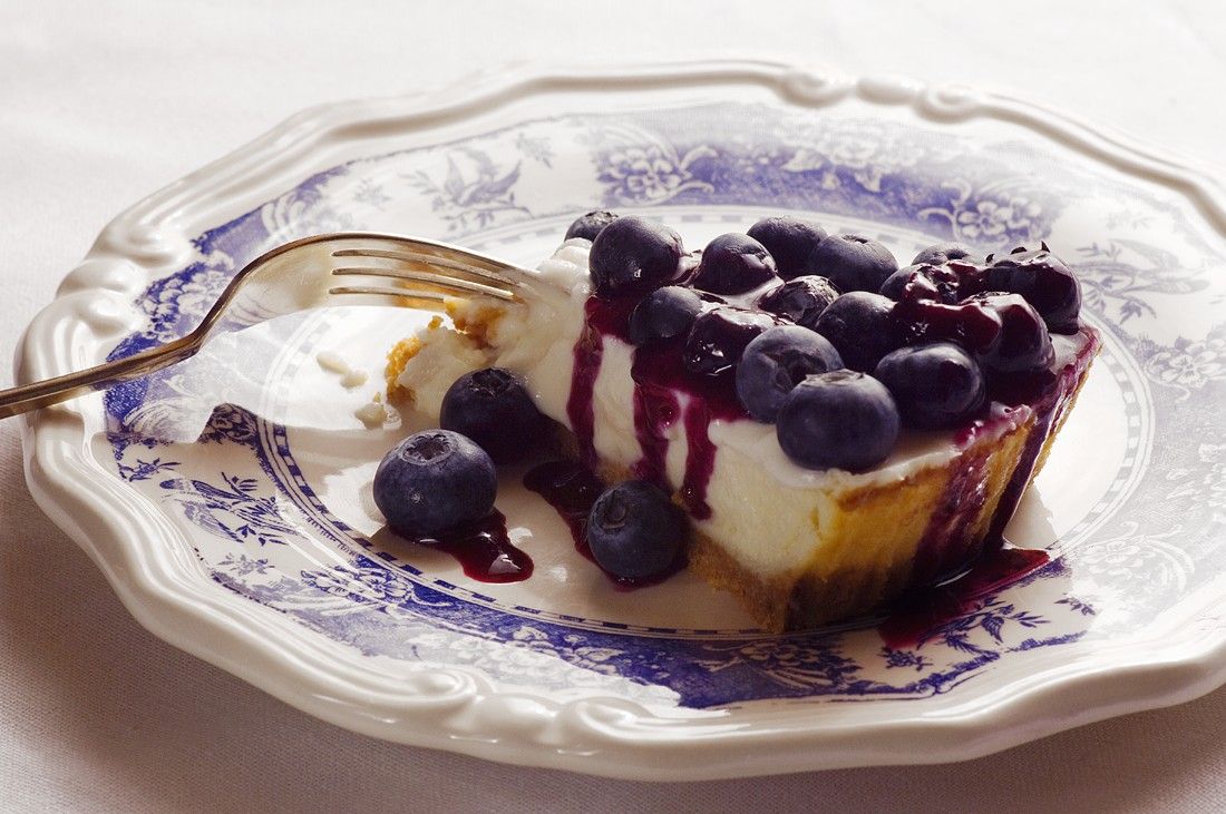 Italienischer Käsekuchen mit Heidelbeeren Rezept | EAT SMARTER