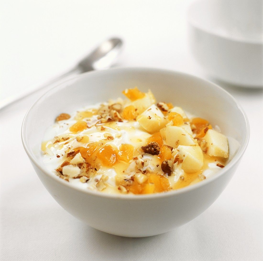 Joghurt mit Aprikosen und Nüssen Rezept | EAT SMARTER