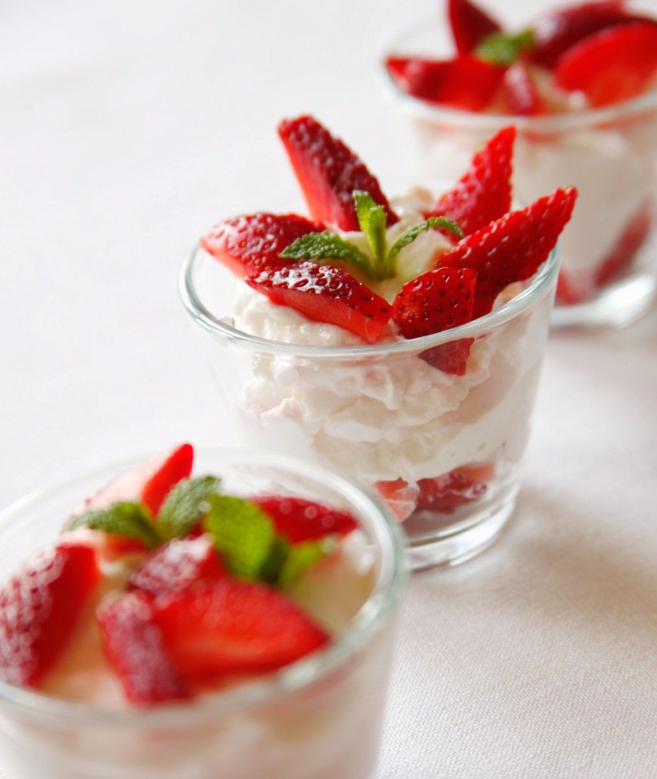 Joghurt mit Erdbeeren und frischer Minze Rezept | EAT SMARTER