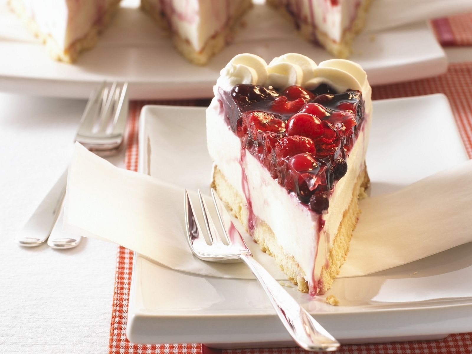 Joghurttorte mit Waldbeeren Rezept | EAT SMARTER
