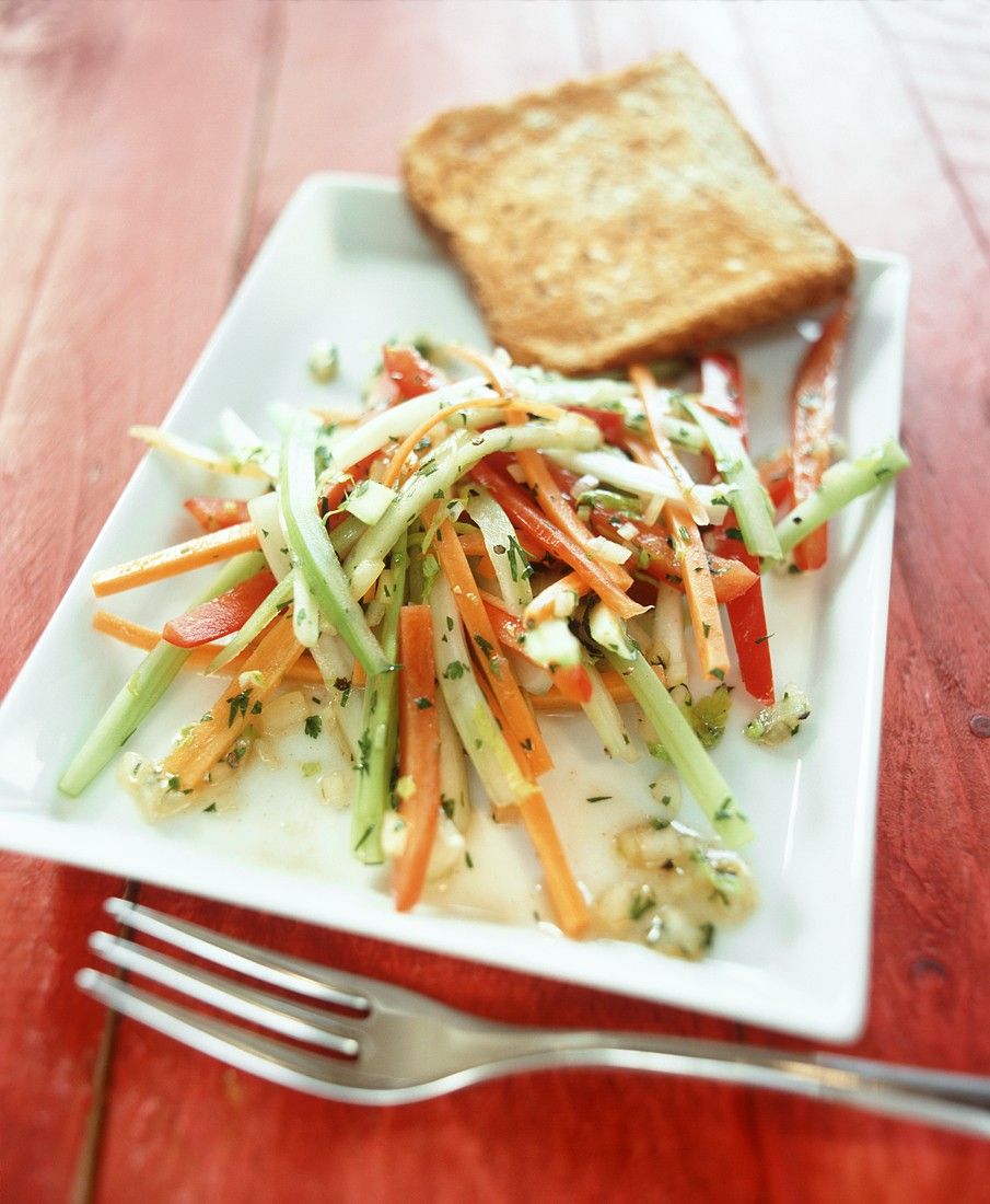 Julienne-Gemüse-Salat Rezept | EAT SMARTER